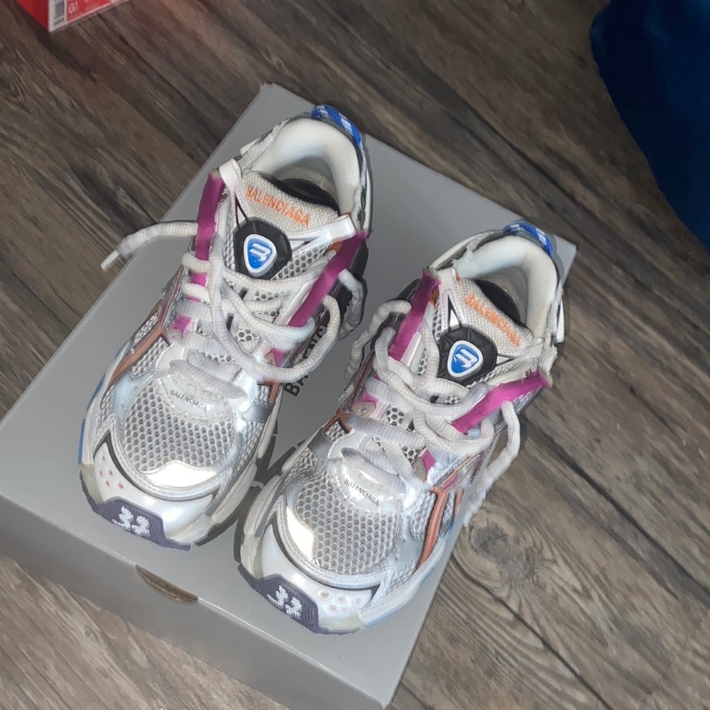 Hottest sneakers out wore 3x receipt and box